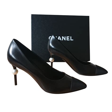 chaussure femme chanel escarpin|Escarpins en cuir Chanel Noir taille 39.5 EU en Cuir .